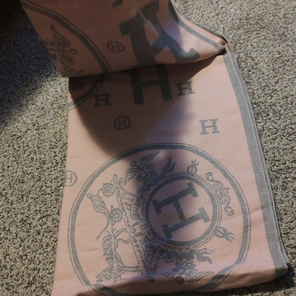 Pink and Gray Scarf with H Design - Picture 5 of 5